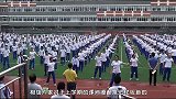 美国老师第一次到中国，看到操场顿时懵了，你们管这叫课间操？
