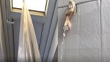 看你上厕所还玩手机不！宿舍水管爆裂变水帘洞 男生被迫打伞如厕