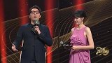 年度男神齐聚舞台，未婚朱一龙被爆笑“孤立”