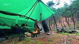 雨天帐篷露营，听着雨声吃烤肉，十分惬意