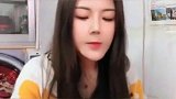 美女吃饭吃到嘴上，帅哥给她纸巾，美女神操作太尴尬了