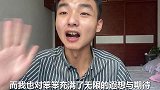 弟弟陪哈士奇看电影，看到吃肉画面它也想吃，二哈：放开我！