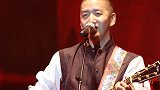 偶遇郝云与气质美女逛街，牵手拥抱挑选家装物共返豪宅