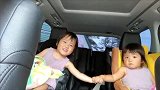 带双胞胎女儿出去玩，一坐上车两人就牵着手不放，心都化了！