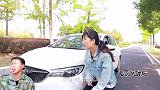 小伙碰瓷耍无赖，不料女司机根本不吃这套，直接猛踩油门撞上去