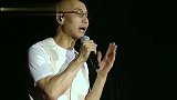 陈百强被当众赞美表扬，谁注意何超琼下意识举动感情装不出来
