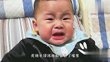 3岁宝宝第一次吃辣椒，下一秒竟瞬间变脸，爸爸看后笑惨了