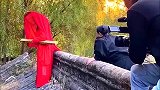 剧组拍摄现场，屋顶拍戏，遇到这样的瓦砖，屁股也是有点疼