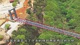 悬崖上建大桥，中国挖掘机是怎么“爬”上去的？当场就看傻了！