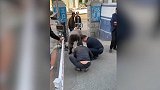 医院门口他们掉了万元，路人帮捡如数归还