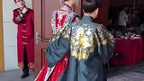 新郎一席红衣端庄大气，中式婚礼只有中国人才懂得浪漫