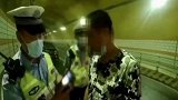 男子醉酒开出租车意图闯卡逃检查 车上还载着10岁儿子
