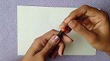 他用彩纸拼绘出一幅漂亮的鹦鹉画，太美了