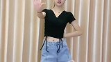 苗条大长腿女人穿短裤看着好性感