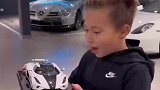 人家小孩玩模型，他是玩真超跑