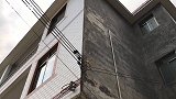 小伙给鹦鹉送吃的，鹦鹉看见飞奔而来