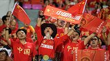 最好的球迷!上次国足打关岛 天体5万人高唱红旗飘飘超震撼