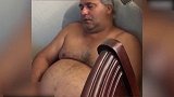 男子正在睡觉，有人拿着手机把他吓醒了，真是个捣蛋鬼啊！