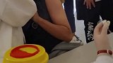 小伙子看上去是害怕打针，实则是人生赢家，他已经在第二层，手机前的你学到了吗
