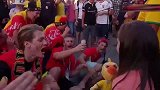 比利时球迷集体模仿内马尔跳水：数123后立马倒地打滚