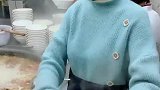 让面馆小姐姐给多加点肉，没想到她居然这样对我，真是好尴尬