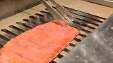在下水道那个板板上烤的肉，就这么还吃吗，太惊人了！