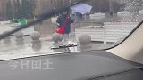 看到男孩伞无法挡雨，暖心送上一把好伞