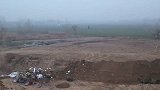 复垦地被曝偷埋固废 多辆挖机掘地整改