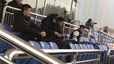 U23联赛决赛阶段武汉激战中 李铁率卓尔教练组看台观战