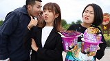 美女高材生和农民工抢泡面吃，没想吃到的肉最少，太搞笑了