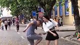 小姐姐走路好好的，男子一个下意识的动作，小姐姐当场还击！