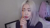 白发女孩嫌额头有点大，把刘海弄卷后，俏皮又可爱！