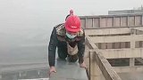 工人未系安全绳，就在高空行走引热议