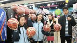 同学们参加篮球比赛，老师带去超市买篮球，老师真好