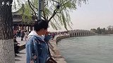 清明假期带孩子游北京颐和园，进入时的场景把娘俩都看呆了