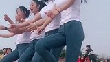 四姐妹花广场跳舞，这大长腿好性感啊