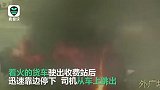 你看，“火车”急速驶出高速收费站，驾驶舱里跳出一个人