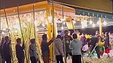 顾客排队等老板削甘蔗皮，这是要参加丐帮大会吗