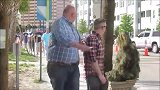 国外街头恶作剧，伪装成树人捉弄路人，就不怕被打吗