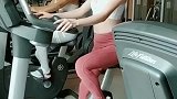 长腿小姐姐健身真刻苦，难怪身材这么好，看得我都心动了！