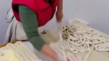本想在农村买份特色小吃，看见老板的这一操作，瞬间忍不住了