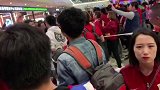 水泄不通!上港众将抵达上海 数百球迷迎接勇士归来