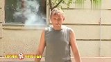 国外恶搞：路人突然被泼一身水，不过男子好像占便宜了！