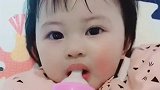 宝宝在家一直不乖，原来是想喝奶粉了，喝上之后立马不哭了！