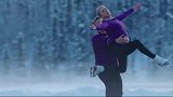 穿越37年的经典 60岁英国花滑组合湖面重现奥运之舞