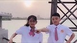 龙凤胎兄妹穿校服在马路上跳舞，妹妹跳得有活力，哥哥跳的像女孩