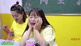小美上课贪玩，结果变成了10年前的自己，还穿了一身美人鱼衣服