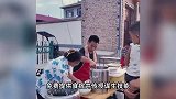 女子被父母砍掉手，割掉一只耳！现与丈夫卖油条，还收留抑郁少年