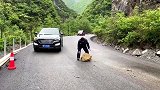 司机小哥哥从车上跳下，我就知道事情不简单，记录满满的正能量！