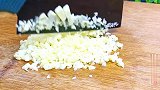 这才是丝瓜好吃的做法，不炒不煮，大人孩子都爱吃，上桌就被抢光